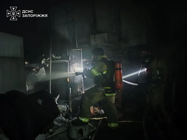 Нічний обстріл Запоріжжя: поранені двоє чоловіків, згорів торговельний центр