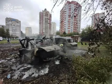 Удар Росії по Дарницькому району Києва пошкодив понад 10 авто