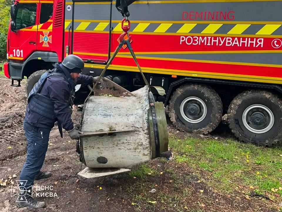 У Києві сапери ДСНС вилучили залишки російської ракети «Іскандер-М»