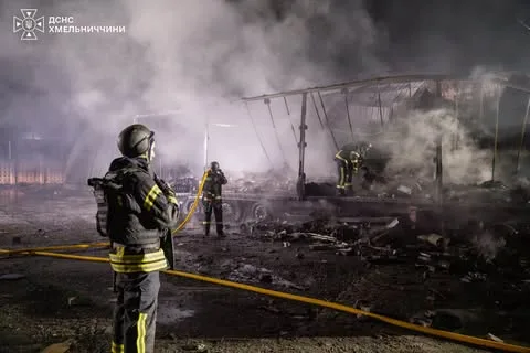 Нічні атаки російських дронів по Хмельниччині: поранено водія вантажівки