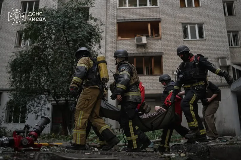 Володимир Зеленський повідомив про загибель підлітка внаслідок удару дрона по багатоповерхівці в Києві