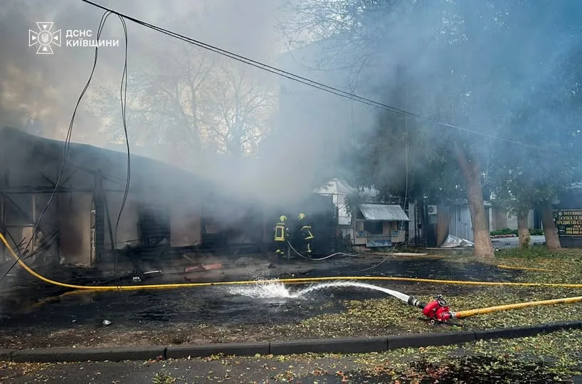 На Київщині рятувальники ліквідували пожежі після обстрілів у двох районах