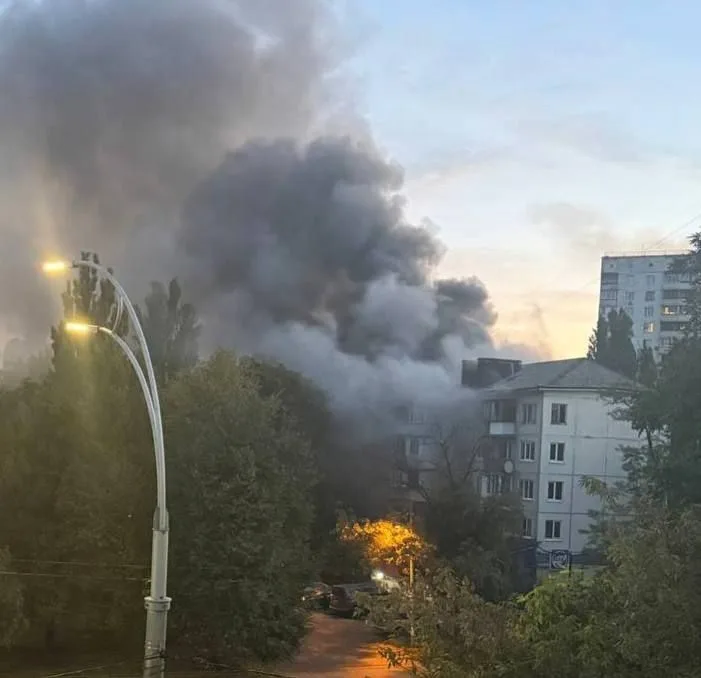 У Солом’янському районі Києва через падіння дрона спалахнув будинок та магазин