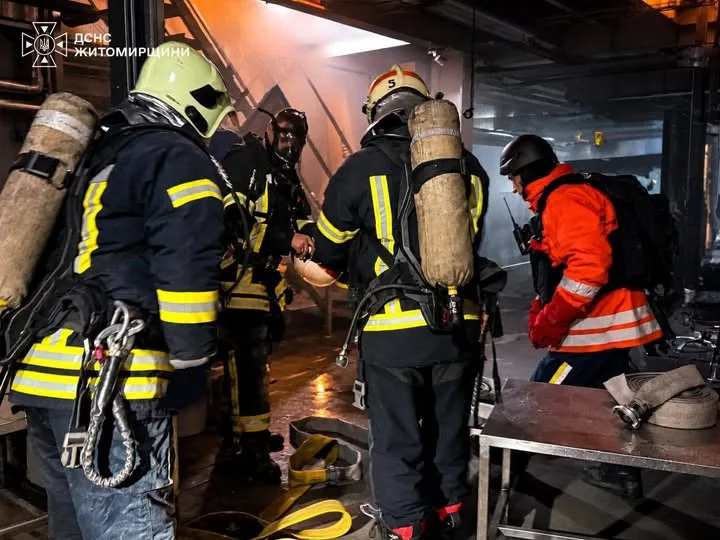 На Житомирщині ДСНС загасила пожежу на підприємстві після російського обстрілу