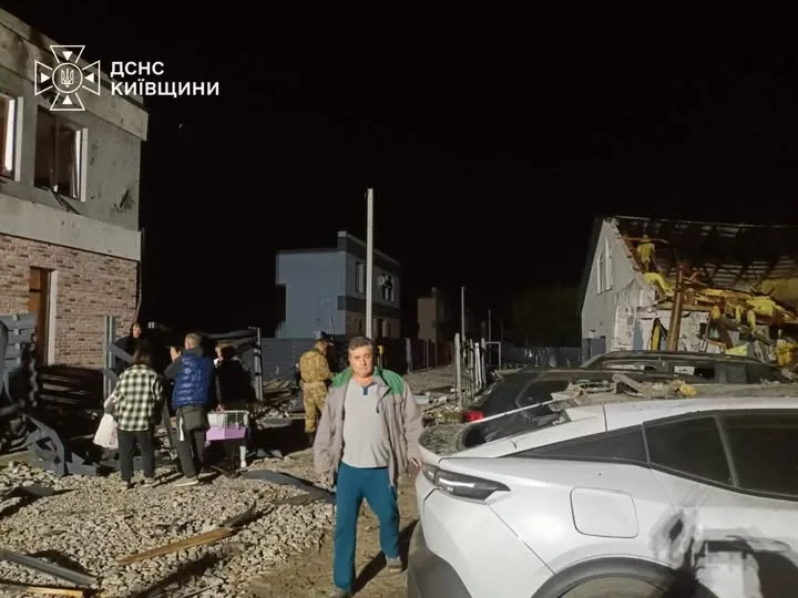 У Бучанському районі врятували двох людей після удару російського дрона
