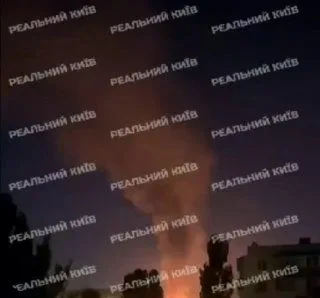 У Святошинському районі Києва горять будинки після ракетного удару РФ