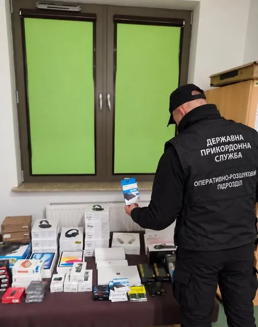 У пункті пропуску «Угринів» вилучили незадекларовану електроніку на 1,2 млн грн