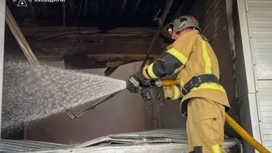 У Бориспільському районі вогнеборці гасять пожежу на складах після атаки російських БпЛА