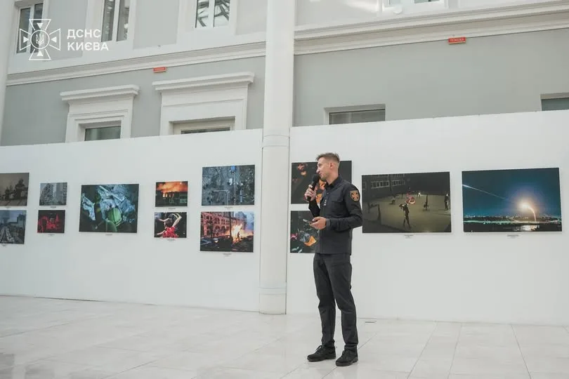У Києві відкрили фотовиставку «Рятувати столицю» про роботу рятувальників під час війни