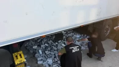 На пункті пропуску «Мамалига» виявили понад 11 тисяч пачок сигарет у подвійній підлозі вантажівки