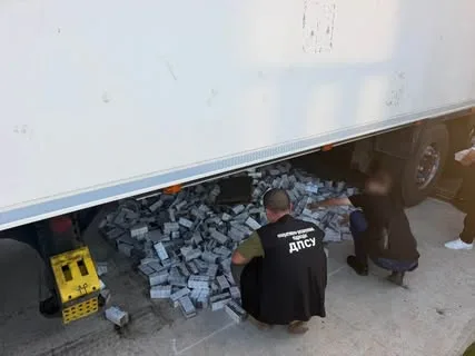 На пункті пропуску «Мамалига» виявили понад 11 тисяч пачок сигарет у подвійній підлозі вантажівки