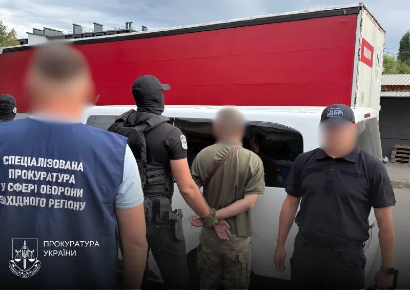 На Закарпатті затримали військовослужбовця ТЦК під час одержання 5 тисяч доларів хабаря