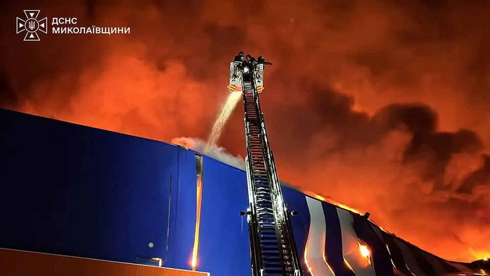 Російські удари по ТРЦ у Миколаєві: поранені 72-річний чоловік і 17-річна дівчина