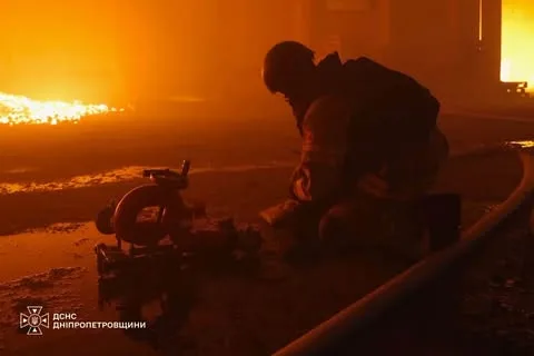 На Дніпропетровщині ліквідували масштабні пожежі після російських атак БПЛА