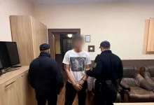 У пункті пропуску «Краківець» затримали 20-річного чоловіка, якого розшукували за крадіжку та кіберзлочини