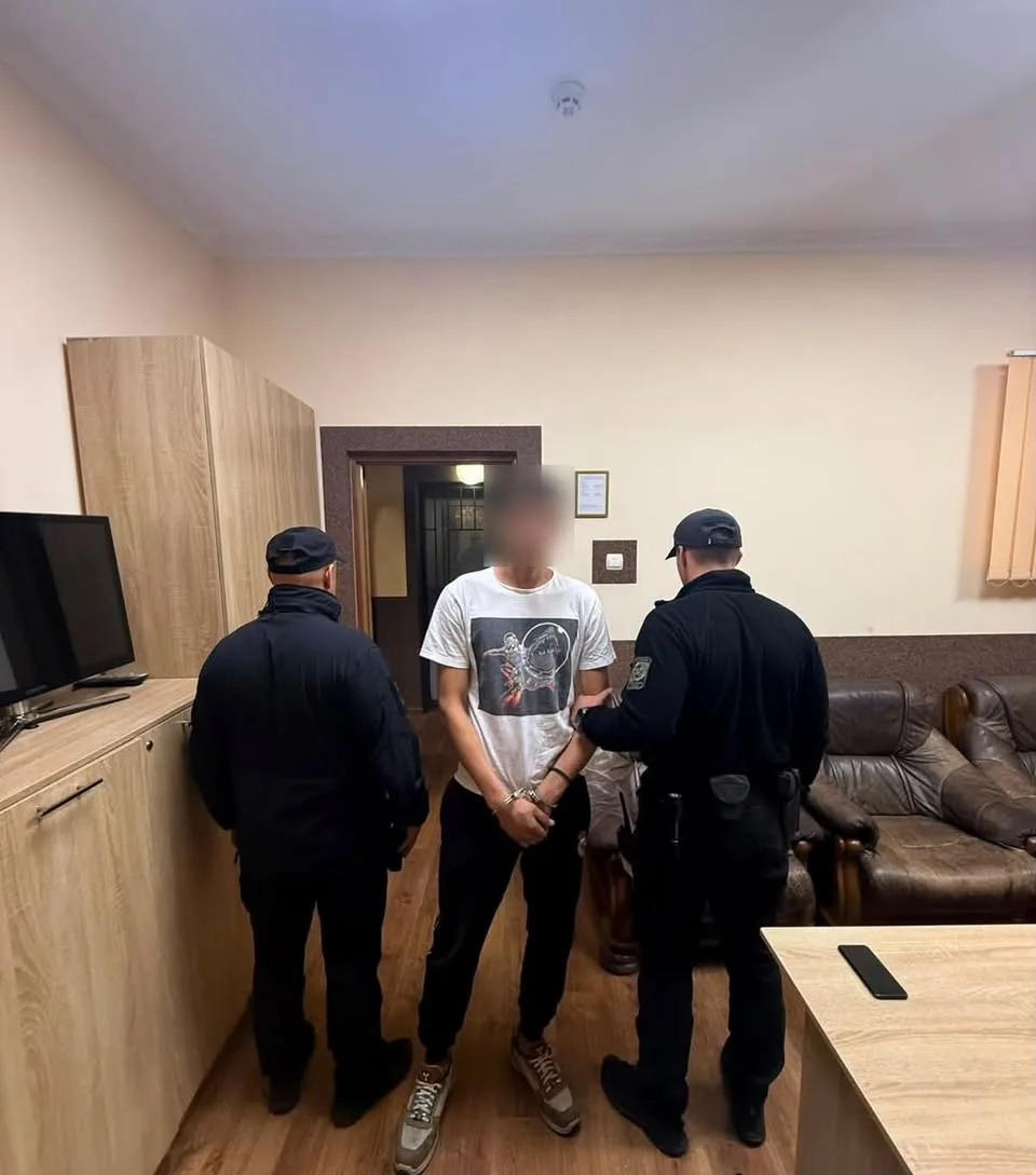 У пункті пропуску «Краківець» затримали 20-річного чоловіка, якого розшукували за крадіжку та кіберзлочини