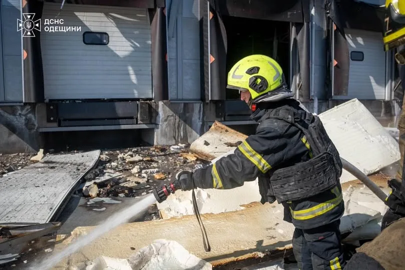 На Одещині російський удар спричинив пожежу в зруйнованій будівлі пошти