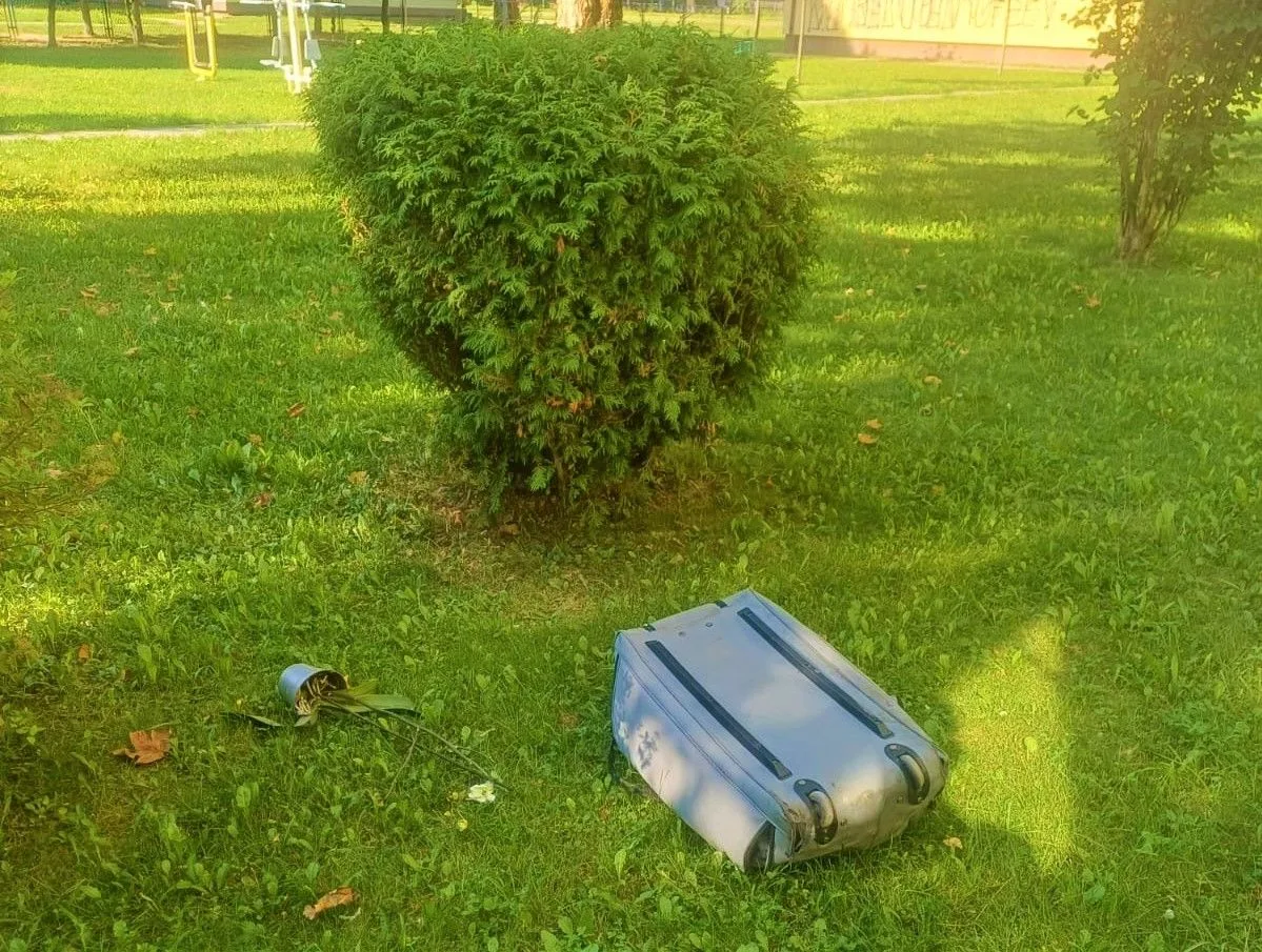 В Осьвенцимі 25-річний українець викинув майно з вікна, справу передали до суду