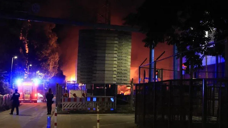 У Берліні вночі пожежа на будмайданчику перекинулася на електропідстанцію