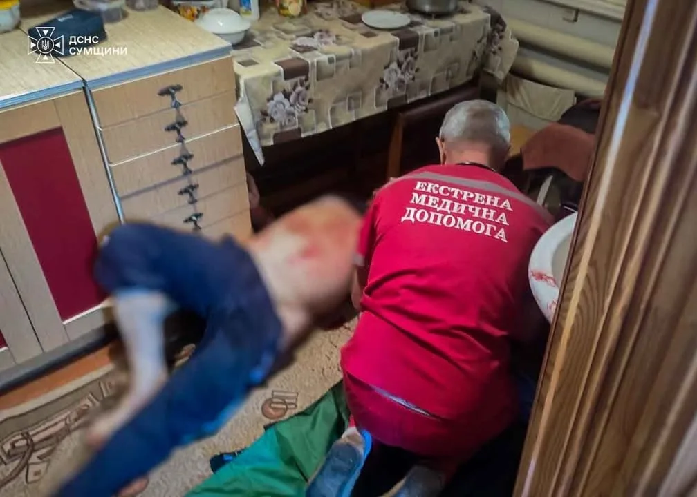 Росія завдала удару по житловому сектору в центрі Сум, є поранений