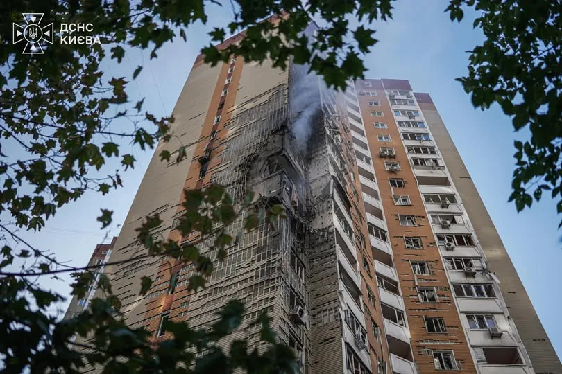 У Києві російська атака пошкодила багатоповерхівку в Дарницькому районі