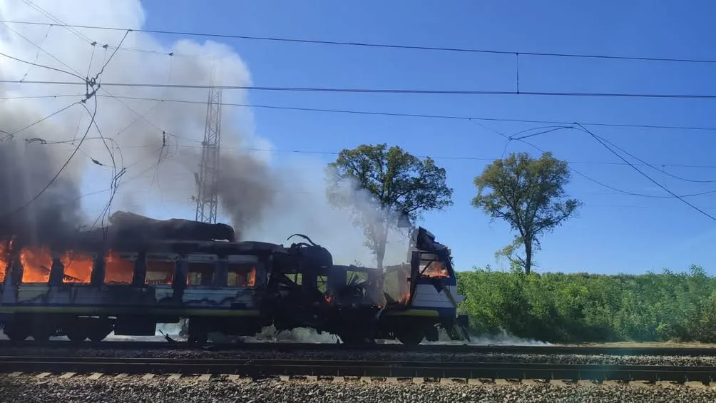 Ворожий удар по приміському поїзду Харків – Ізюм: поранено сімох людей