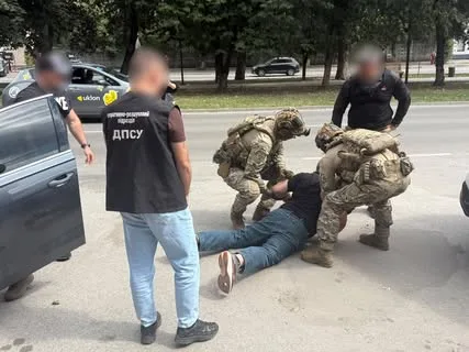 На кордоні з Румунією затримали організатора незаконного переправлення за 15 тисяч євро