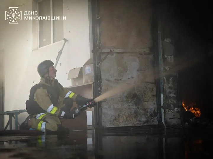 У Миколаєві російський обстріл пошкодив склади з овочами та відділення пошти