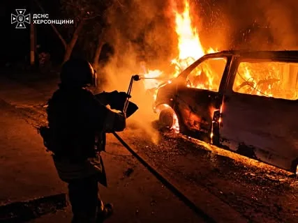 У Херсоні російський FPV-дрон підпалив легковий автомобіль