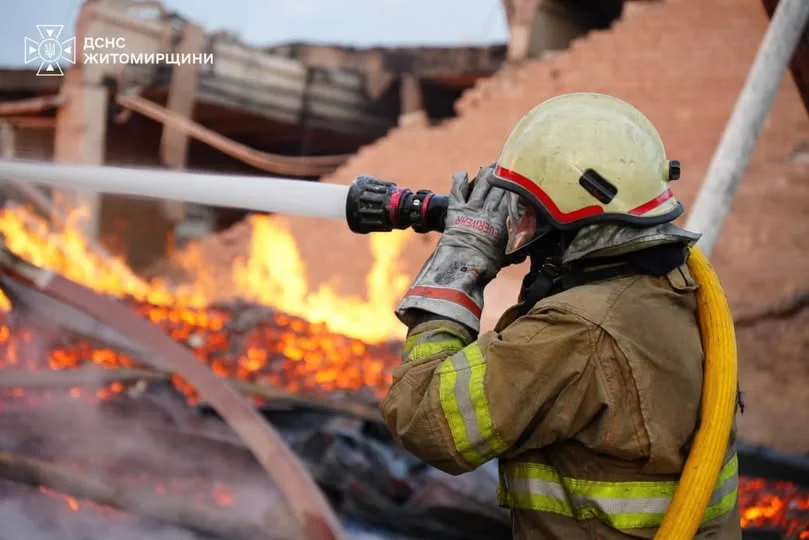 Російські війська вдарили по Житомирщині: пожежа на підприємстві в Коростенському районі