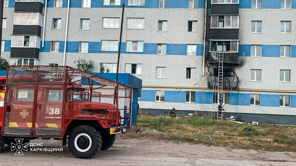 У Старому Салтові російський FPV-дрон влучив у п’ятиповерхівку, постраждала жінка