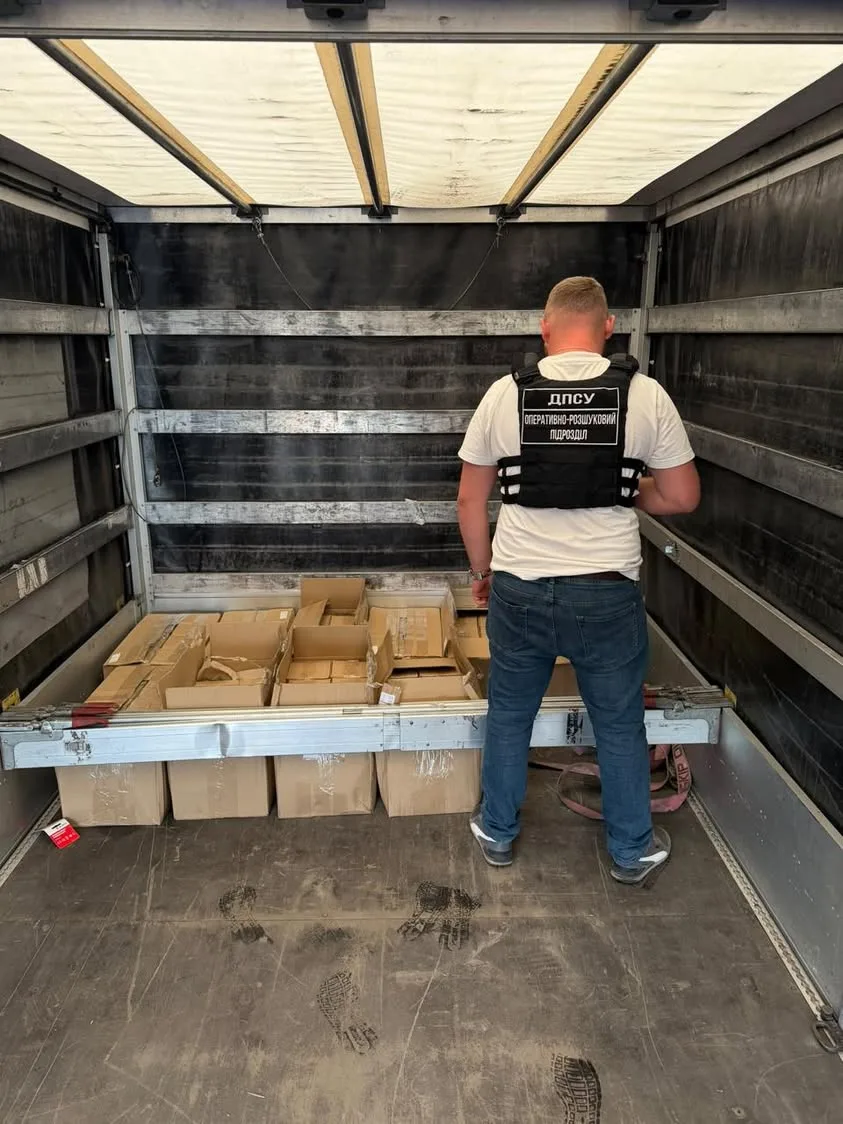 У пункті пропуску «Ужгород» зупинили незаконне ввезення майже 10 тисяч флаконів косметики