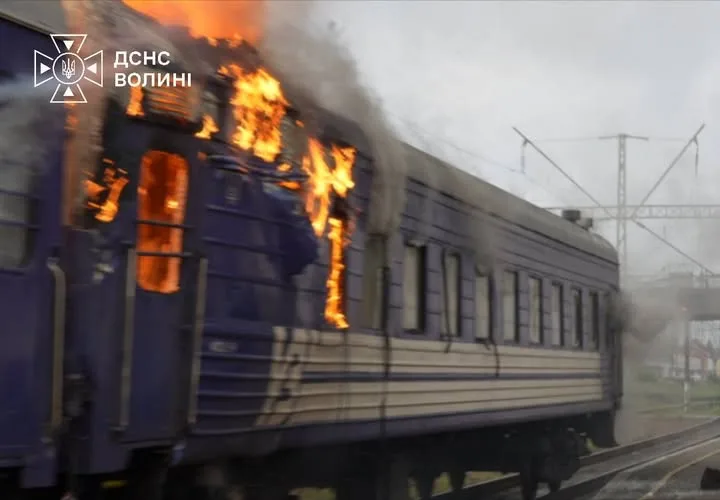 У Луцьку через російський удар загорілися вагони потяга