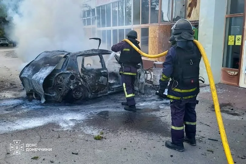Удар російського дрона по парковці супермаркету в Краматорську: одна людина загинула, двоє поранені