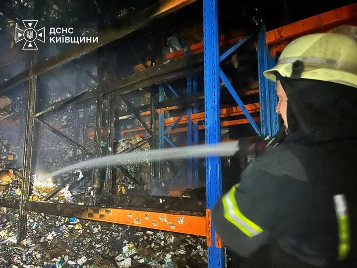 У Бориспільському районі вдруге обстріляли логістичний склад, рятувальники ліквідовують наслідки