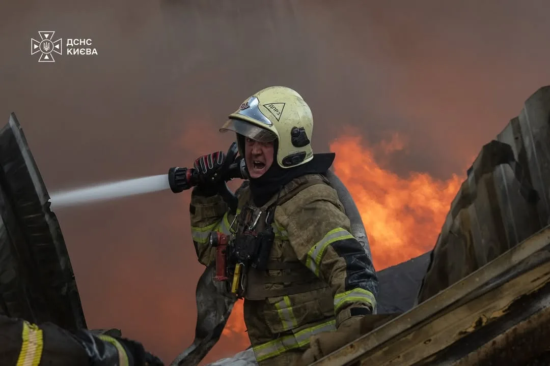 Київ під безперервними тривогами: рятувальники ДСНС працюють на межі сил