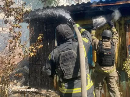 У Херсоні троє людей поранені внаслідок російського обстрілу та пожежі
