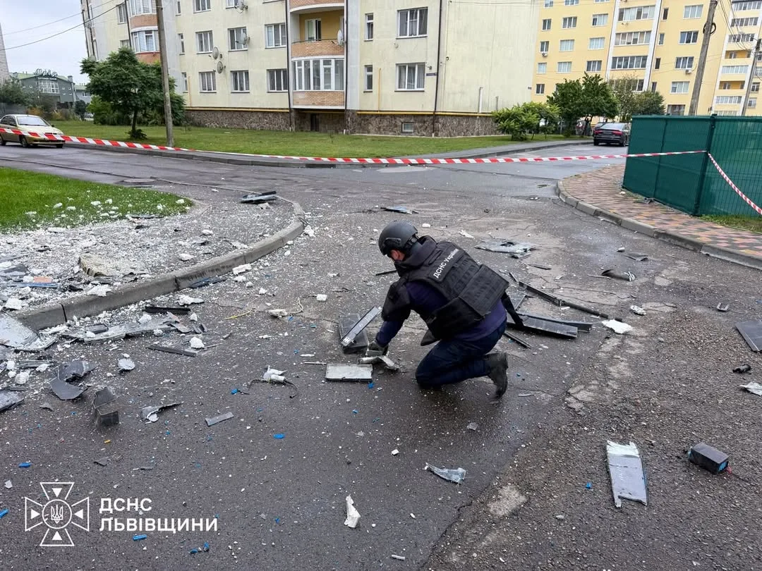 На Львівщині ДСНС обстежила місця влучань після ранкової атаки