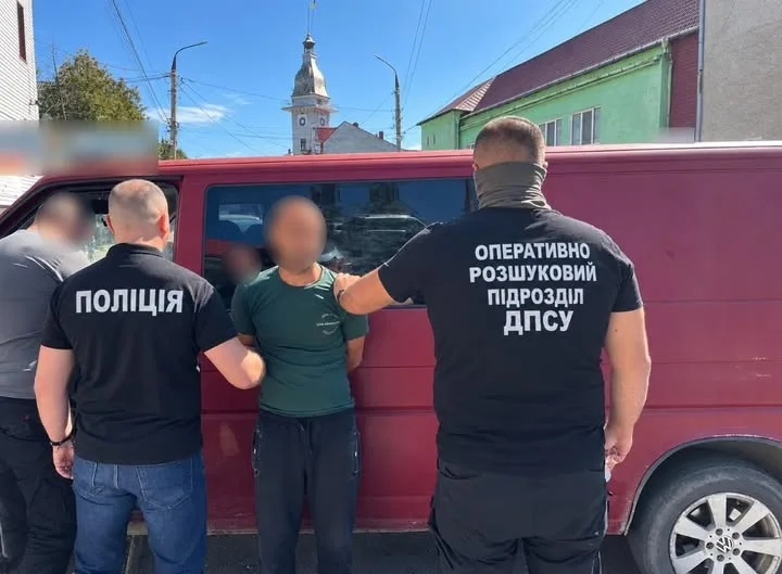 На Буковині затримали організатора незаконного переправлення чоловіка до Румунії за 7 тисяч доларів