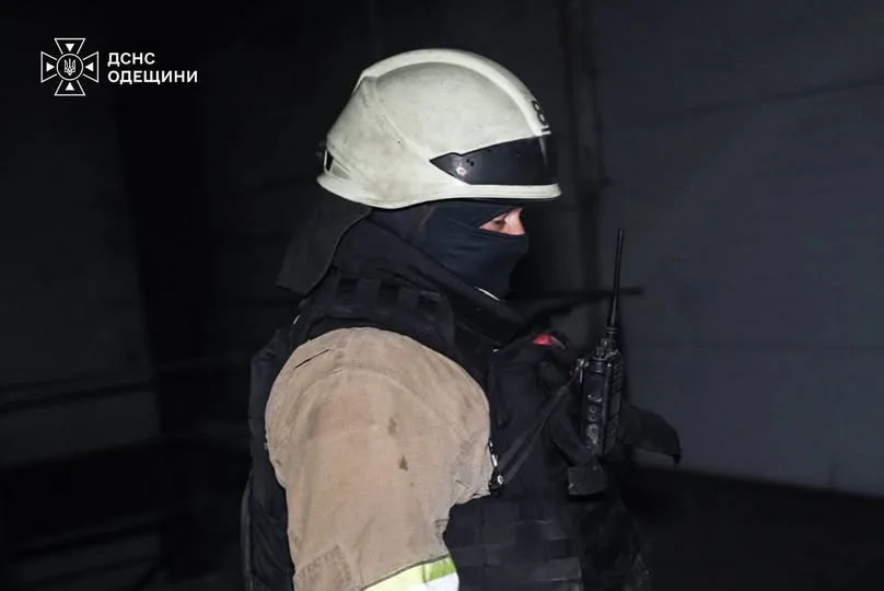 На Одещині через удар РФ загорілася складська будівля