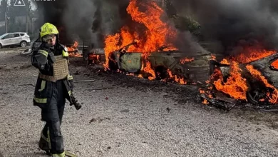 У Києві через російську атаку поранено двох людей, пошкоджені авто та будівля