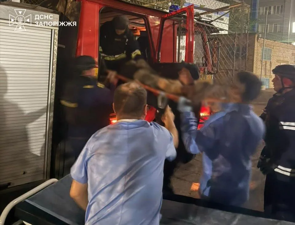 На Запоріжжі рятувальники деблокували поранену жінку після обстрілу РФ