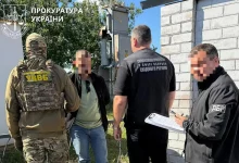 Військовослужбовця ДПСУ підозрюють в організації незаконного виїзду за 15 тисяч доларів