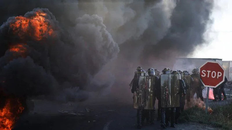 У Франції рибалки підпалили барикади через зростання цін на пальне