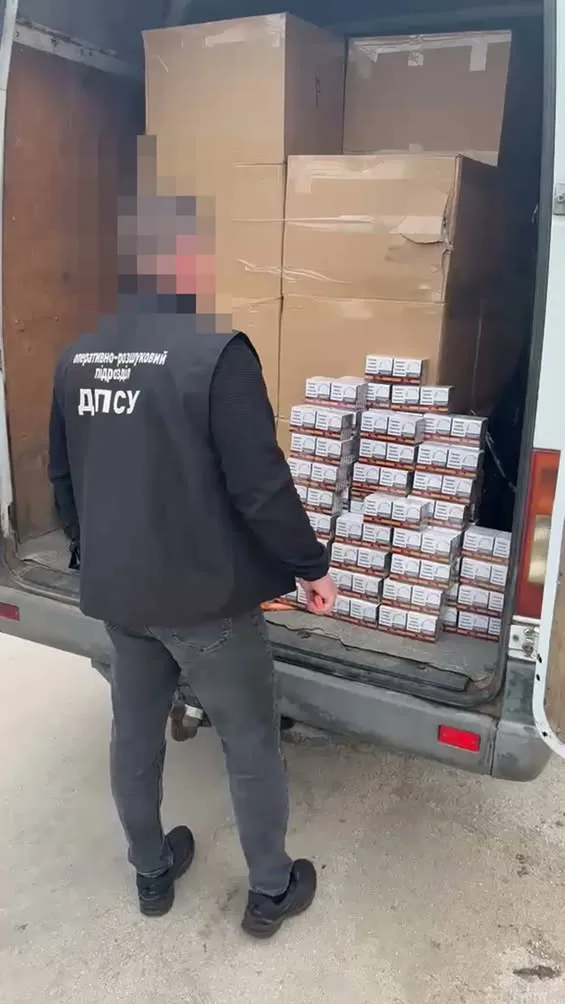 На Буковині затримали мікроавтобус із 22,5 тис.