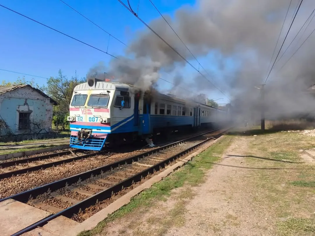 РФ вдарила по приміському поїзду на Харківщині, двоє пасажирів поранені