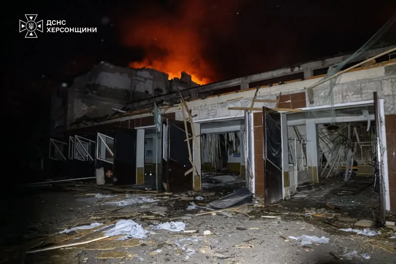 Нічна атака РФ по Херсону спричинила пожежу в підрозділі ДСНС
