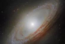 «Хаббл» показав незвичну галактику NGC 4698 з «перекрученим» центром