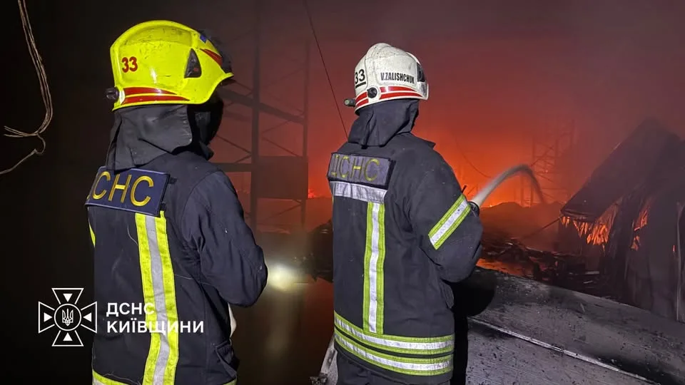 На Київщині через російську атаку горить складська будівля в Бучанському районі