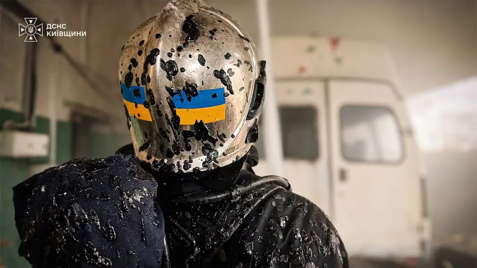 Київщина: рятувальники ліквідовують наслідки ворожих ударів по Фастівщині